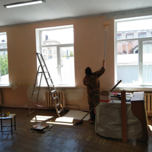 Силами технических работников проводится косметический ремонт в кабинете будущих первоклассников. Будем рады принять их в нашу дружную семью