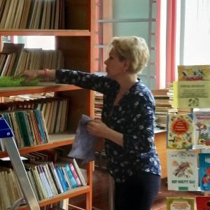 Хозяйка библиотеки наводит порядок