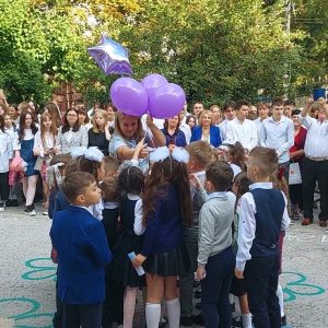 Первоклассники запускают шары в небо как символ стремления к вершинам знаний. В добрый путь!