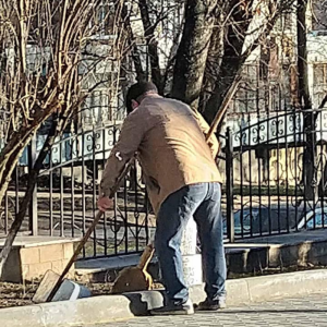 Angajatii LT „T.Maiorescu” din sectorul Centru muncesc zilnic pentru ca instituția să dispuna de un teritoriu curat și îngrijit.Bravo!